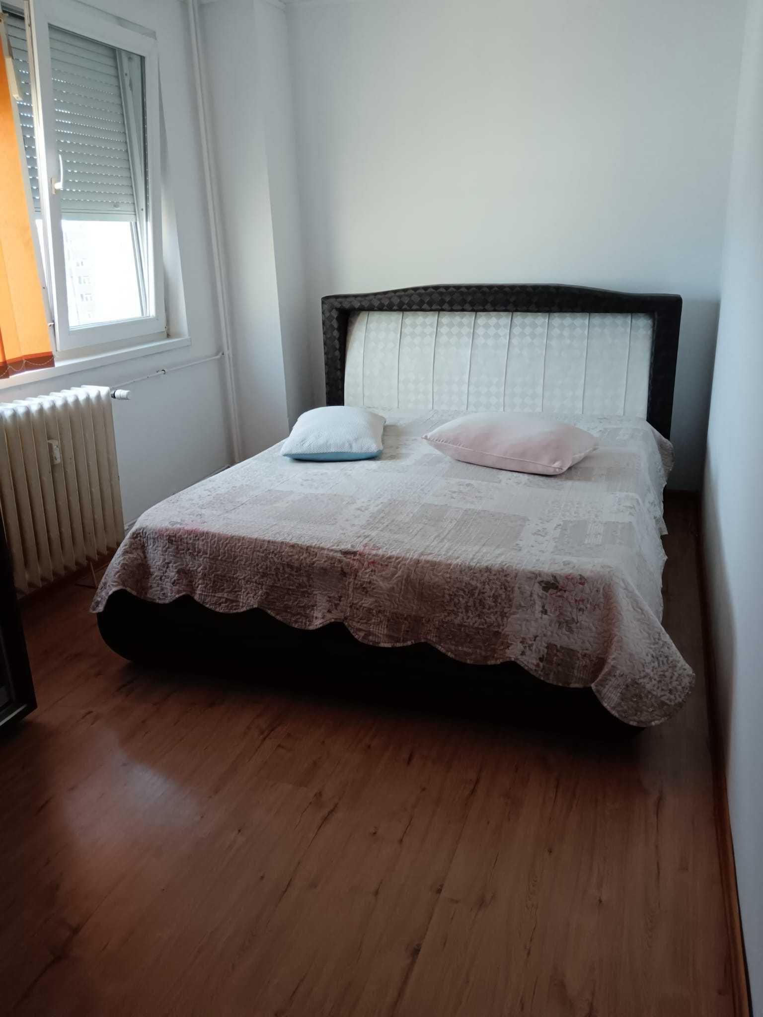 Închiriez pe termen lung apartament cu 3 camere decomandat și utilat, zona Militari Lujerului
