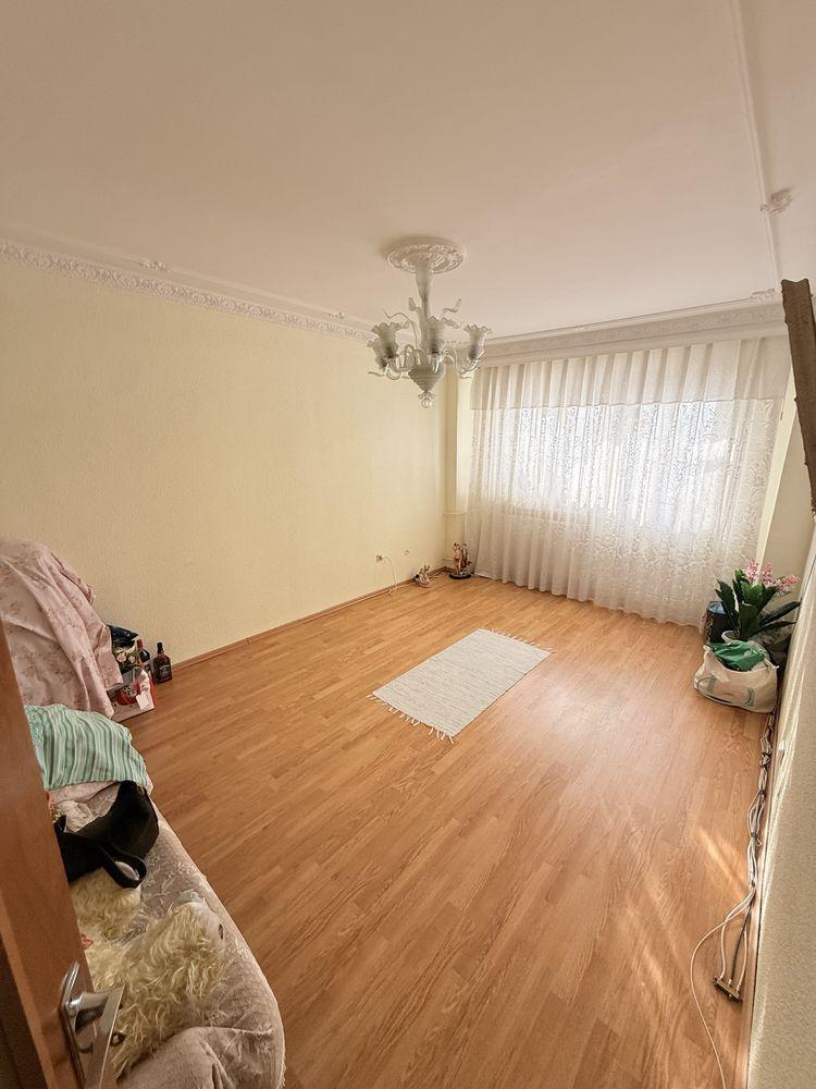 Propietar vand apartament 2 camere decomandat spatios loc de parcare inclus