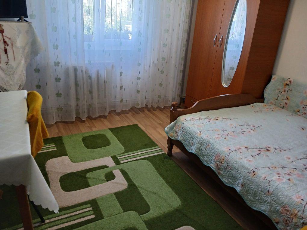 Primesc o fata salariată in gazda,  pentru o fata cuminte, nefumătoare.