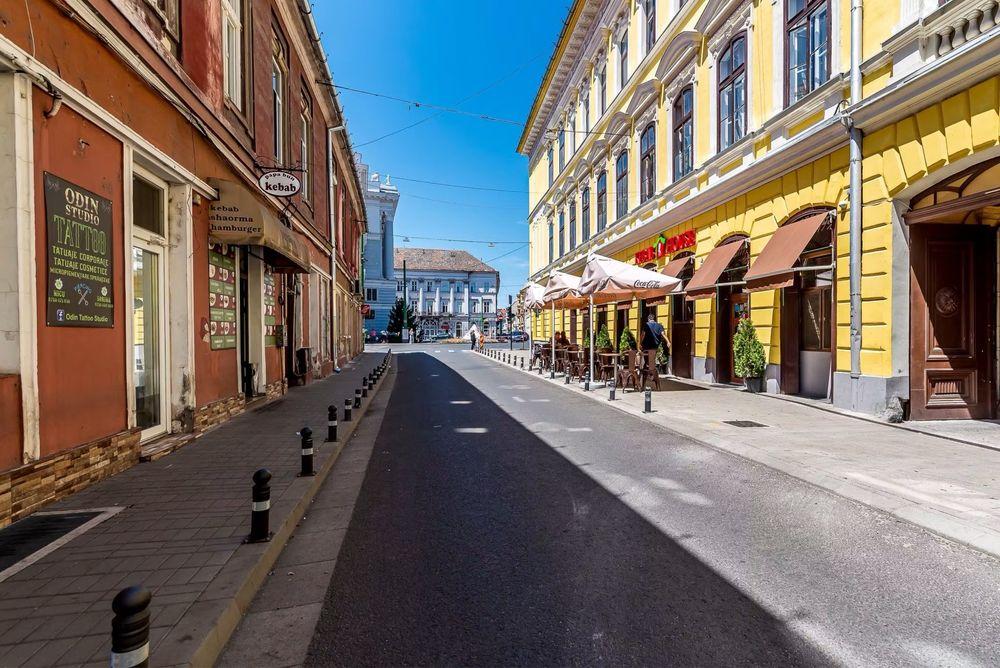 Inchiriez la TEATRU in centru apartament cu o camera pe Bulevard colt cu Unirii.