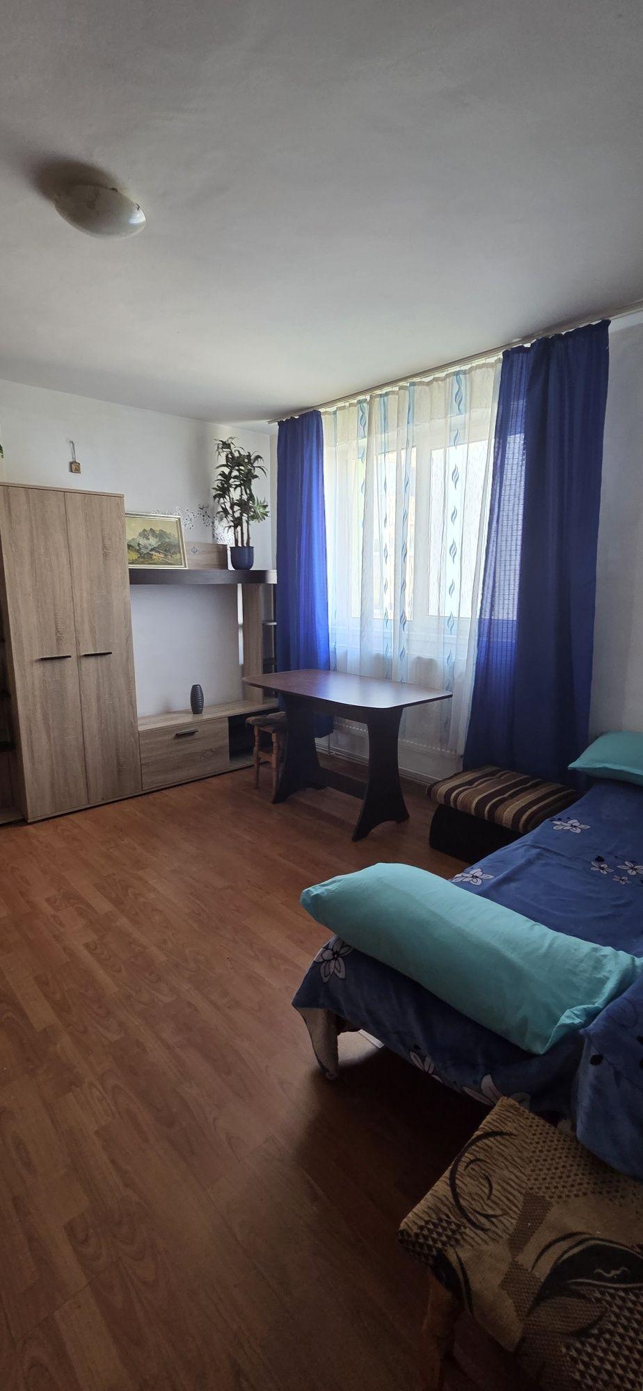 Inchiriez apartment cu 2 camere zona Eminescu