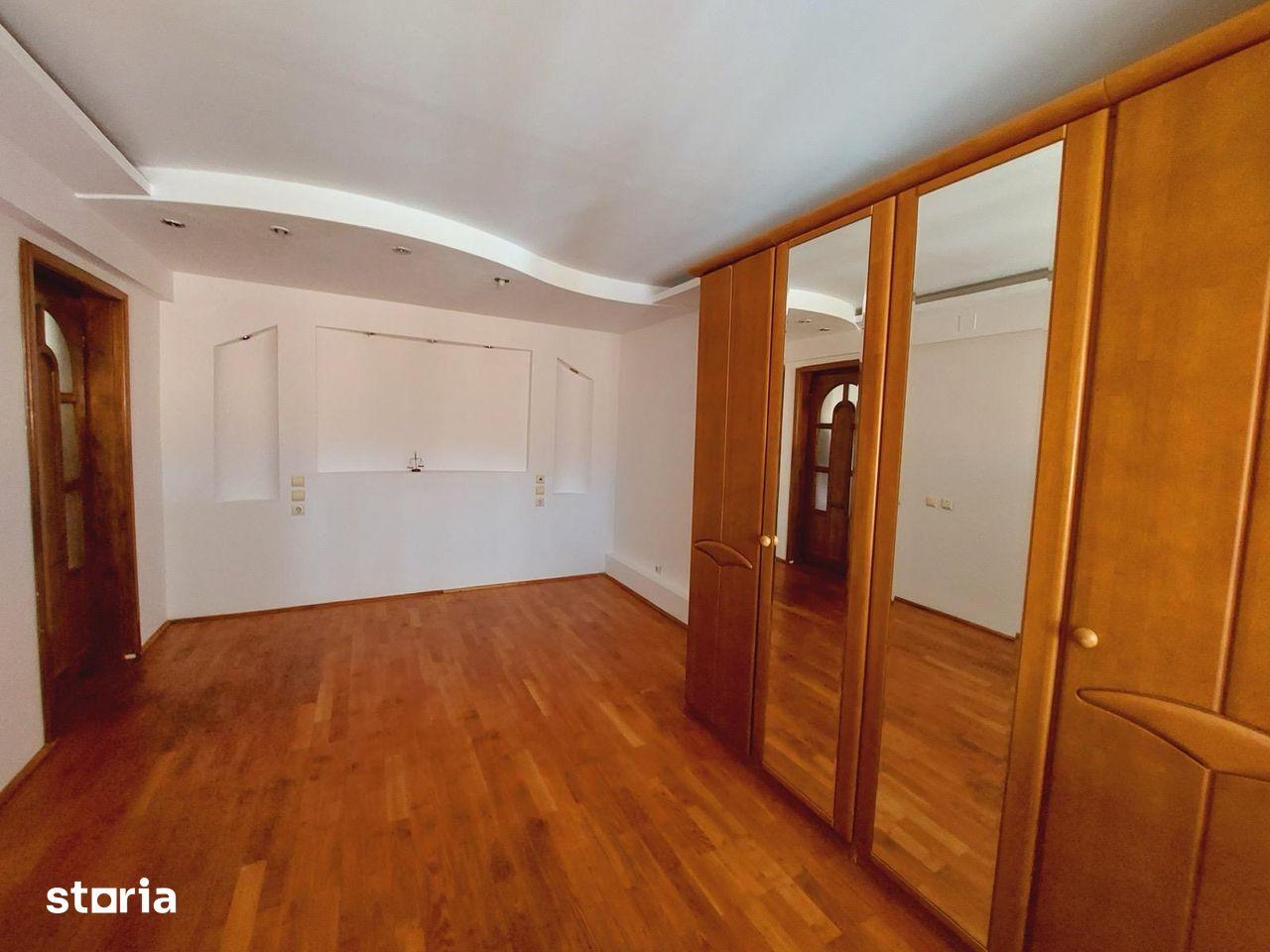 Apartament 4 camere, 85 mp, cu parcare și boxă – zona centrală - imagine 1