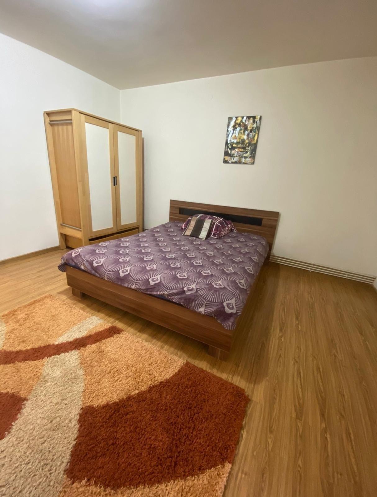 Închiriez garsoniera spațioasă, zona centrala - imagine 1
