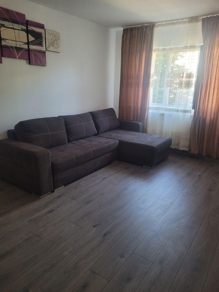 Ofer spre închiriere apartament 3 camere în Tg Jiu  vizavi de Mool, pe termen lung s-au regim hotelier - imagine 1