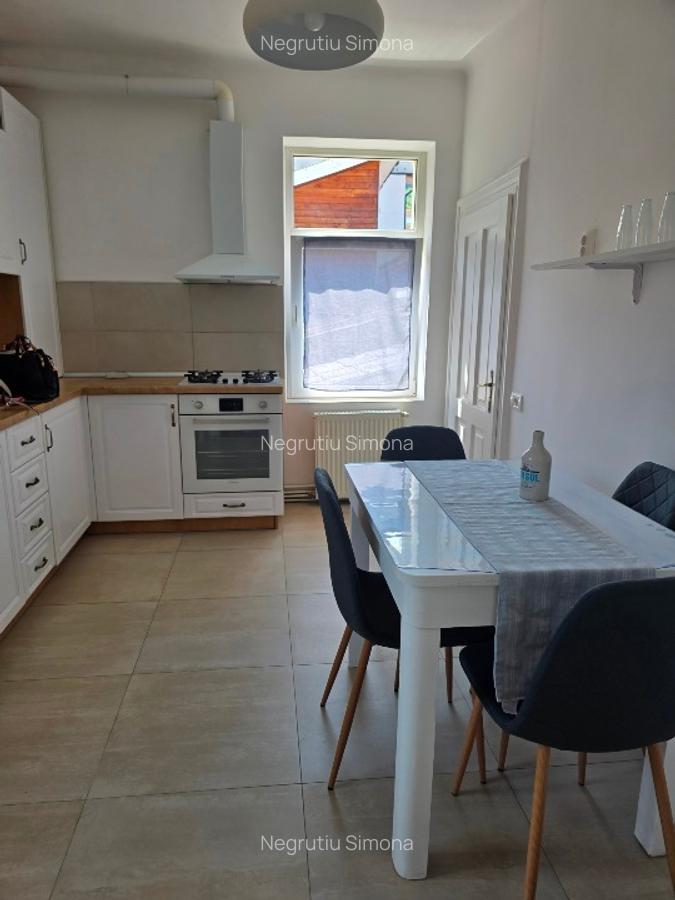 Închiriez apartament 2 camere, terasa, curte comuna, loc de parcare