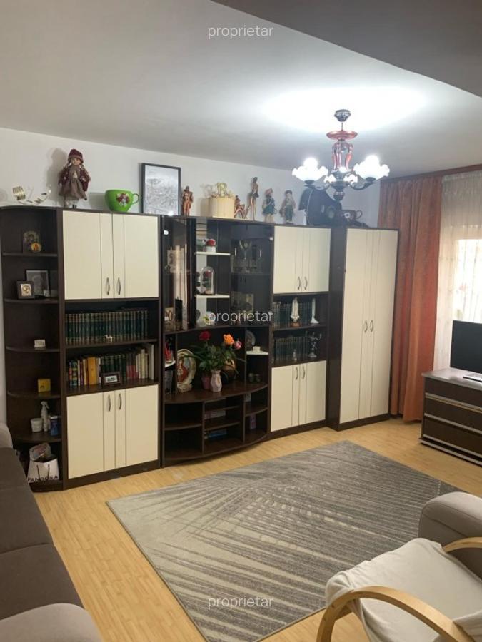 Vand apartament decomandat cu 2 camere