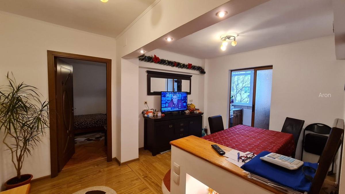 Apartament decomandat 3 camere + living de vanzare in zona Ostroveni