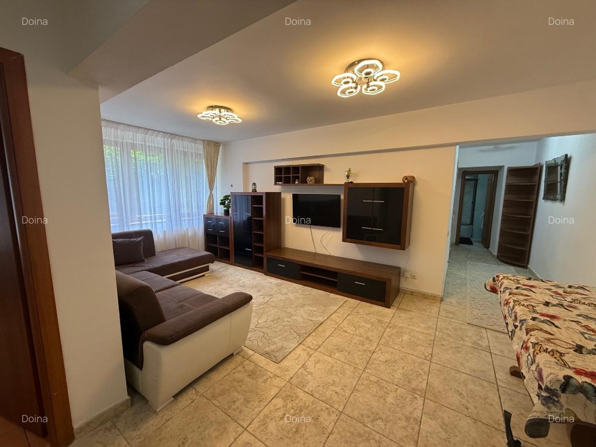 Proprietar, închiriez apartament cu 3 camere, central, mezanin