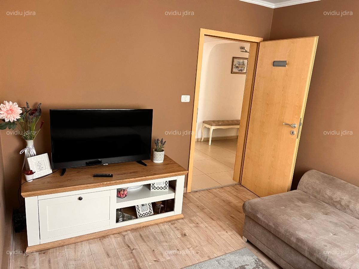 Proprietar: 4 camere decomandat in Piata Unirii,Amenajat Modern - imagine 1