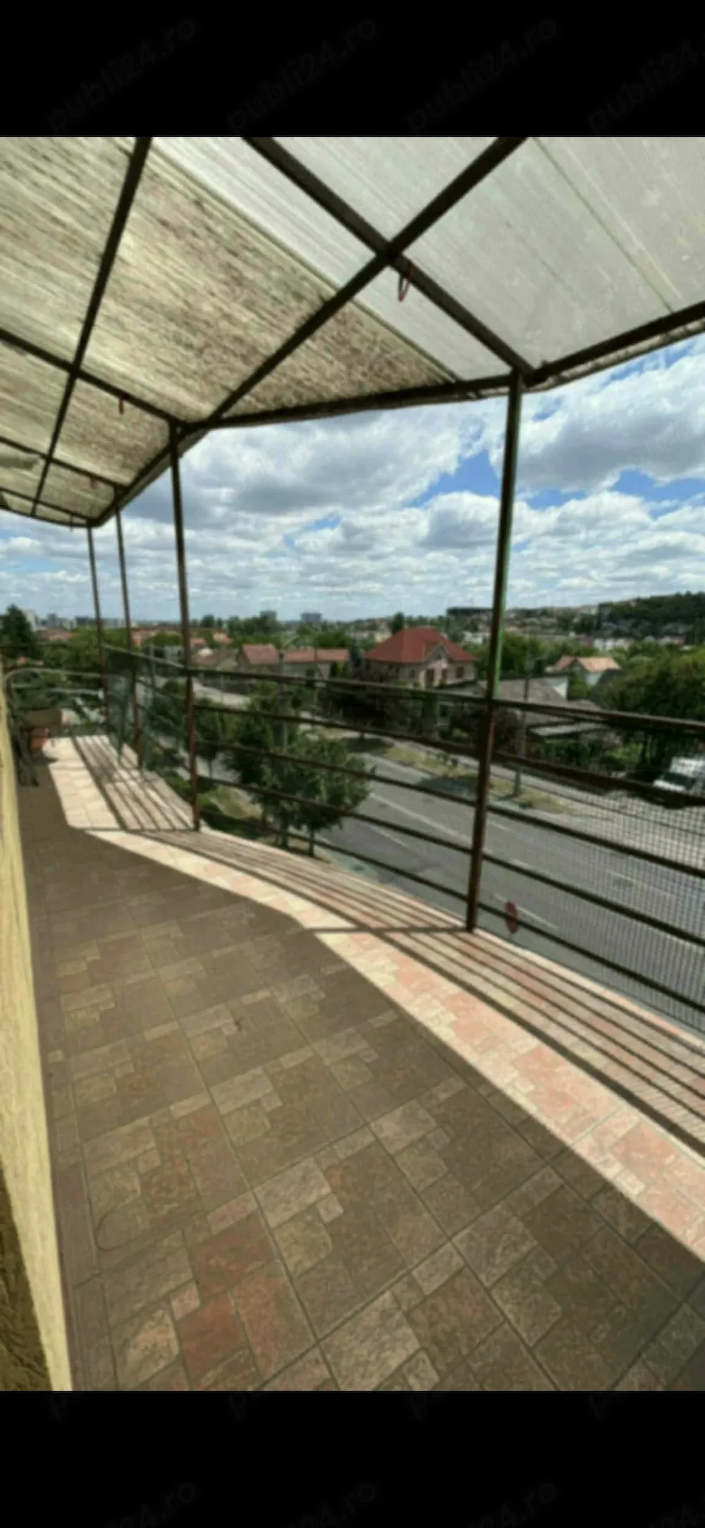 Inchiriez ap 2 dormitoare balcon magazin si statie bus in fata blocului la 450