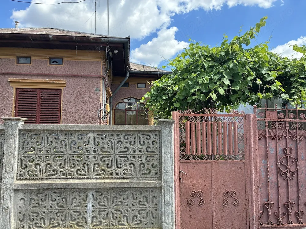 Vand casa batraneasca si teren (394 mp) in cartierul 23 August