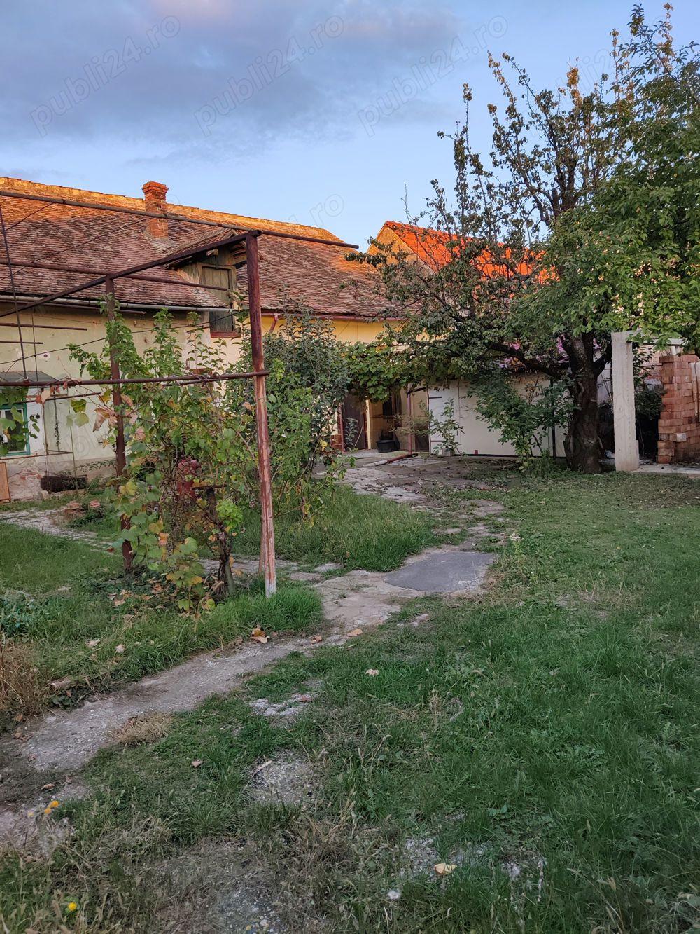 Casa: 2 apartamente in Piata Cluj, singur in curte, necesită renovare, are Autorizatie de construire