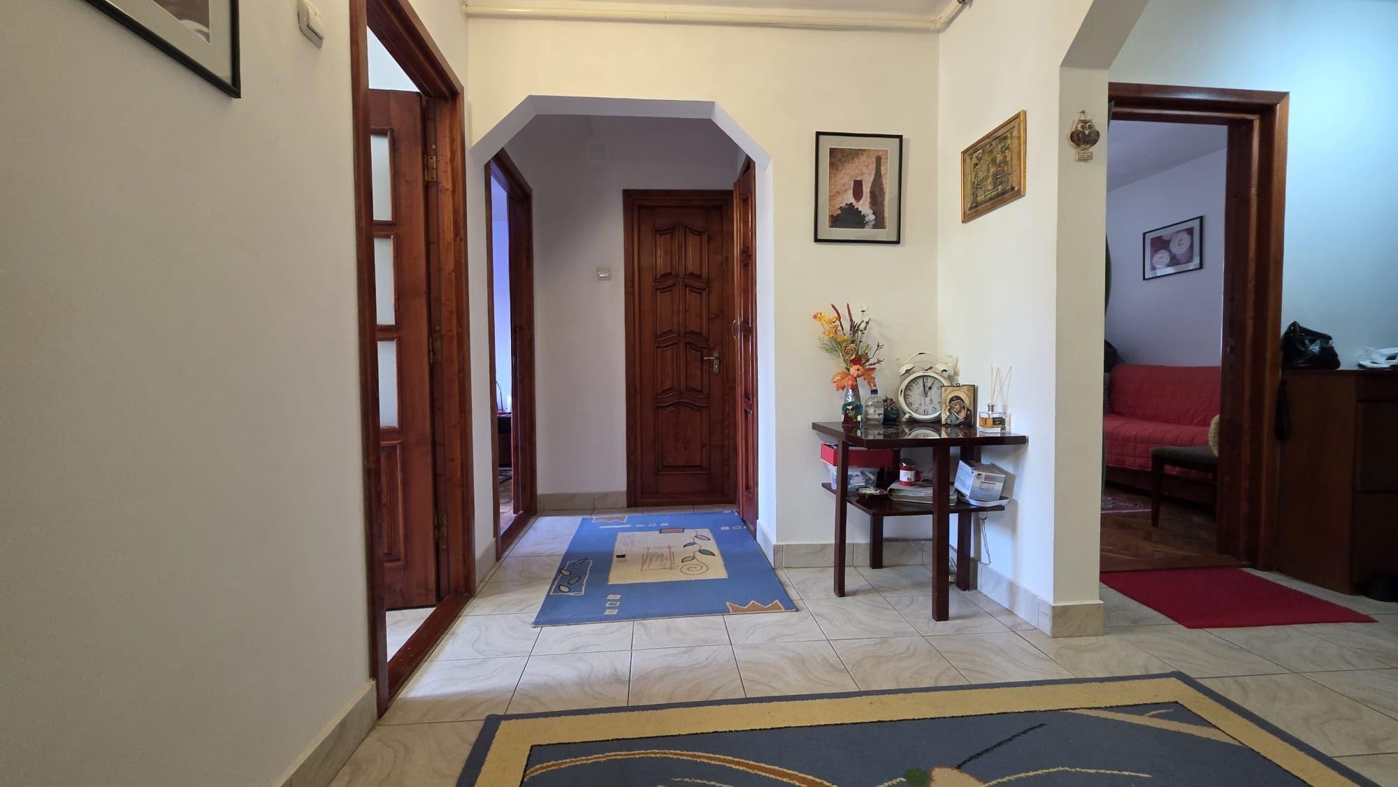 Vând apartament cu 3 camere