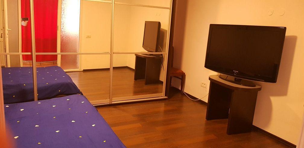 Inchiriere garsoniera decomandata la  casa cu curte  si garaj interior - imagine 1