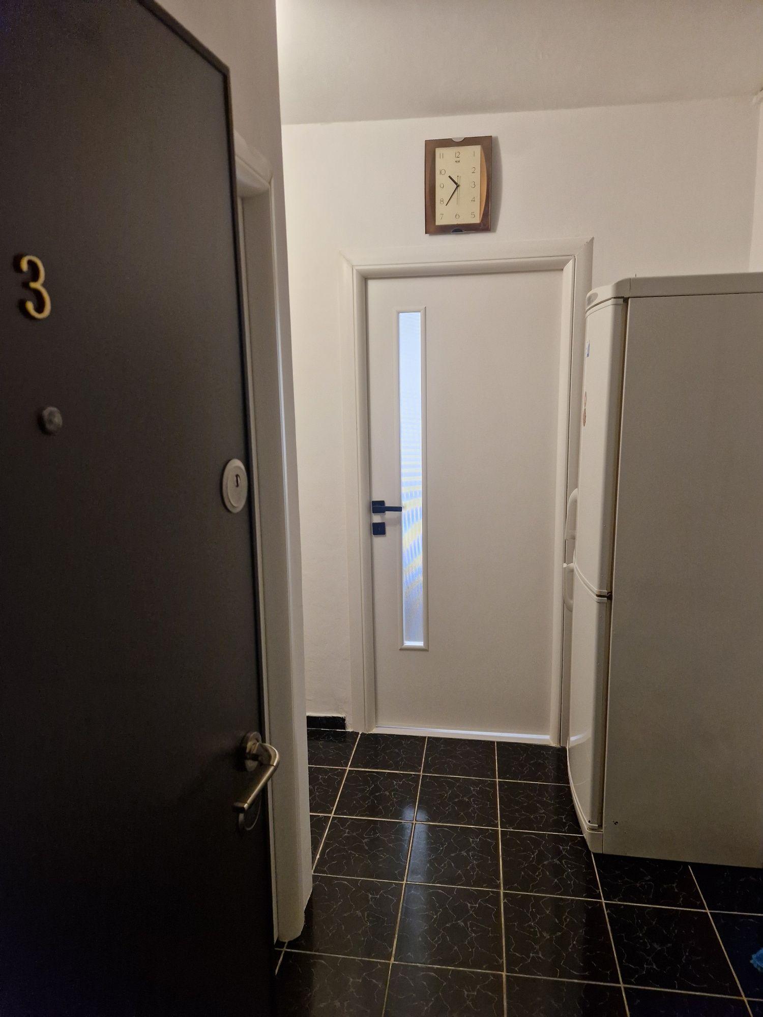 Vand camera stil garsoniera  cu baie si bucatarie proprie