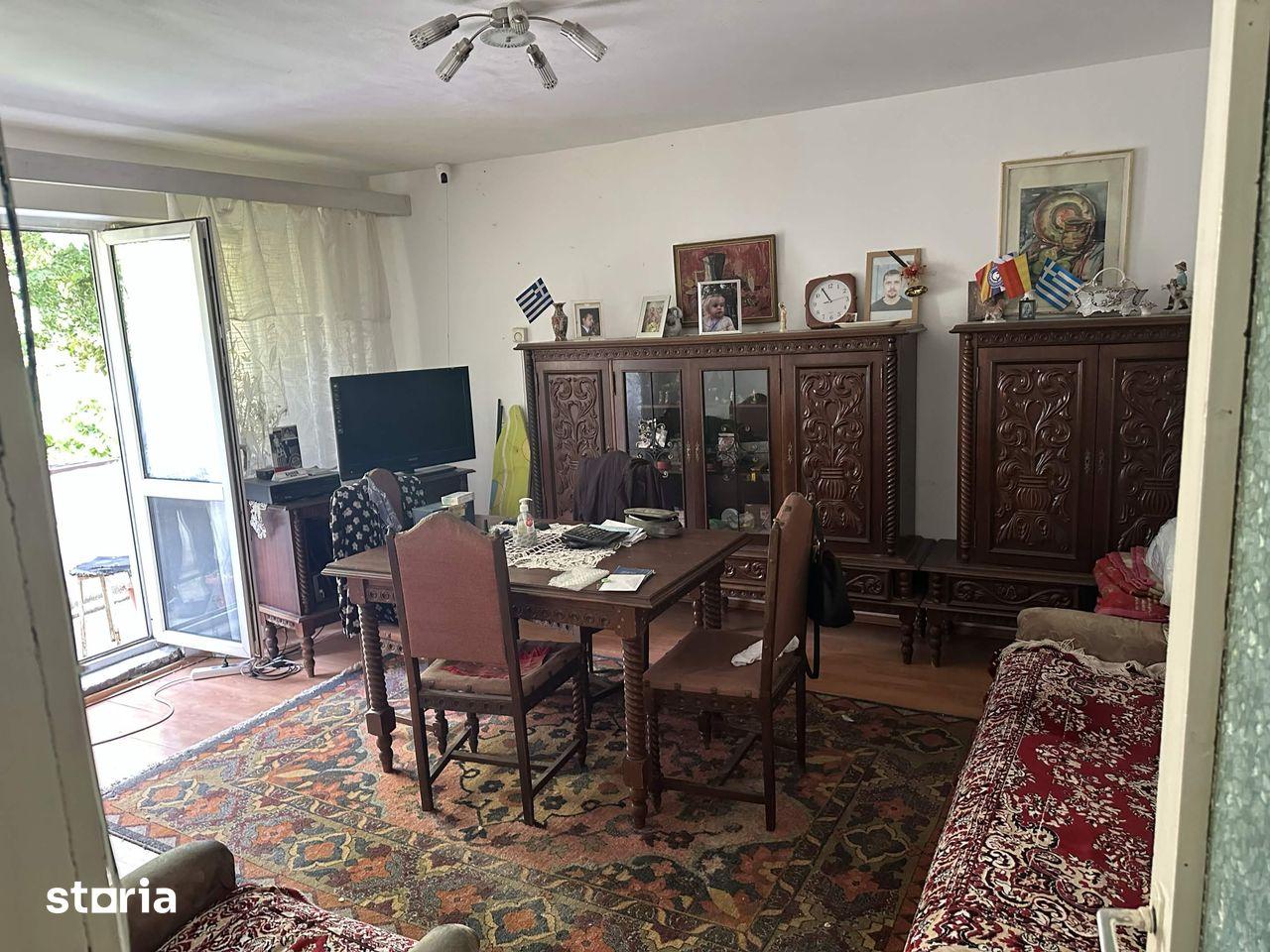 Vand apartament cu 4 camere in zona Calea Bucuresti.
