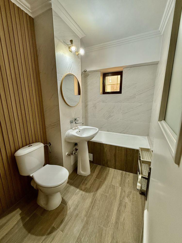 Inchiriez apartament central , 3 camere , 2 bai, decomandat