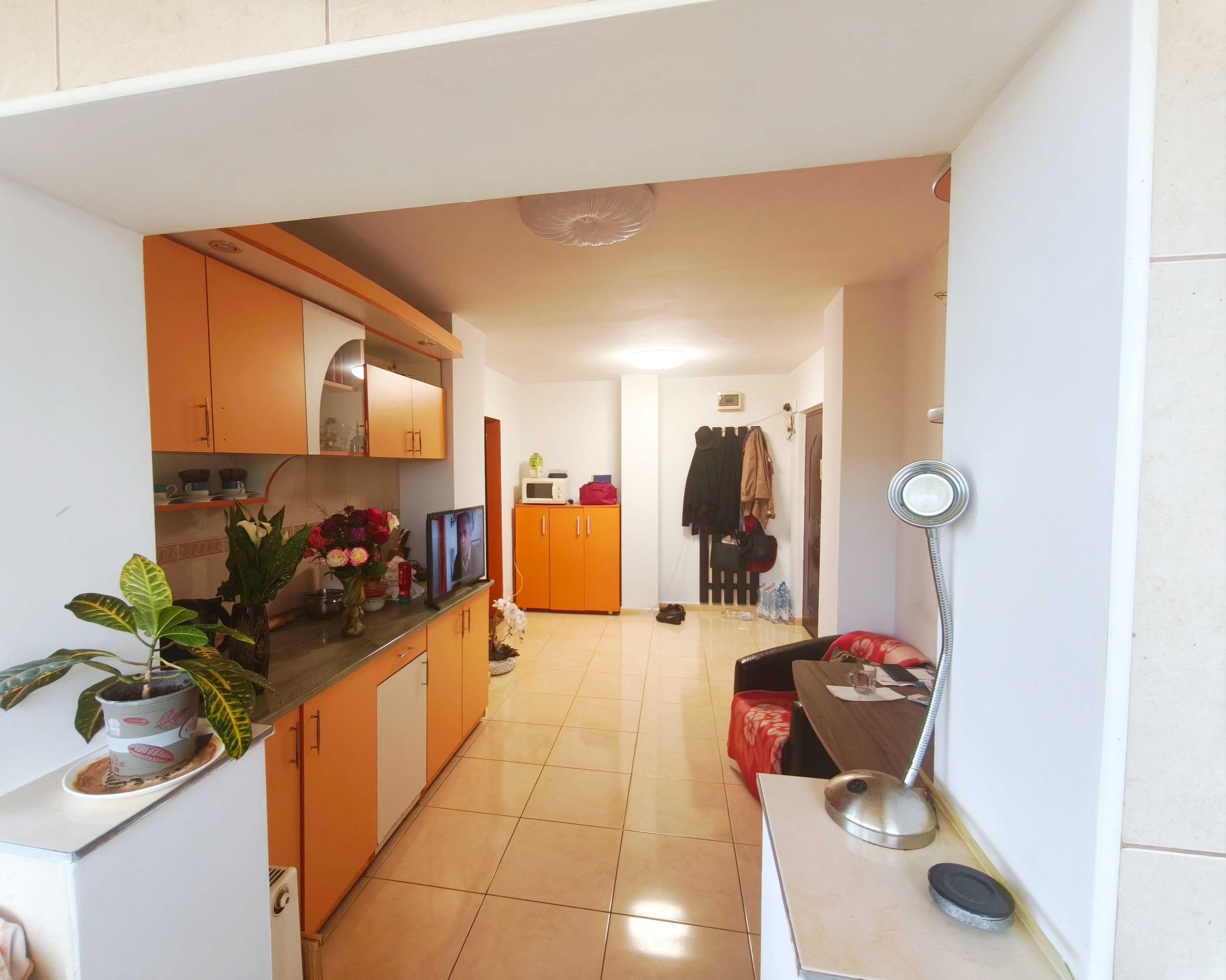 Proprietar, vand acest apartament cu 3 camere , central, zona Prima shops