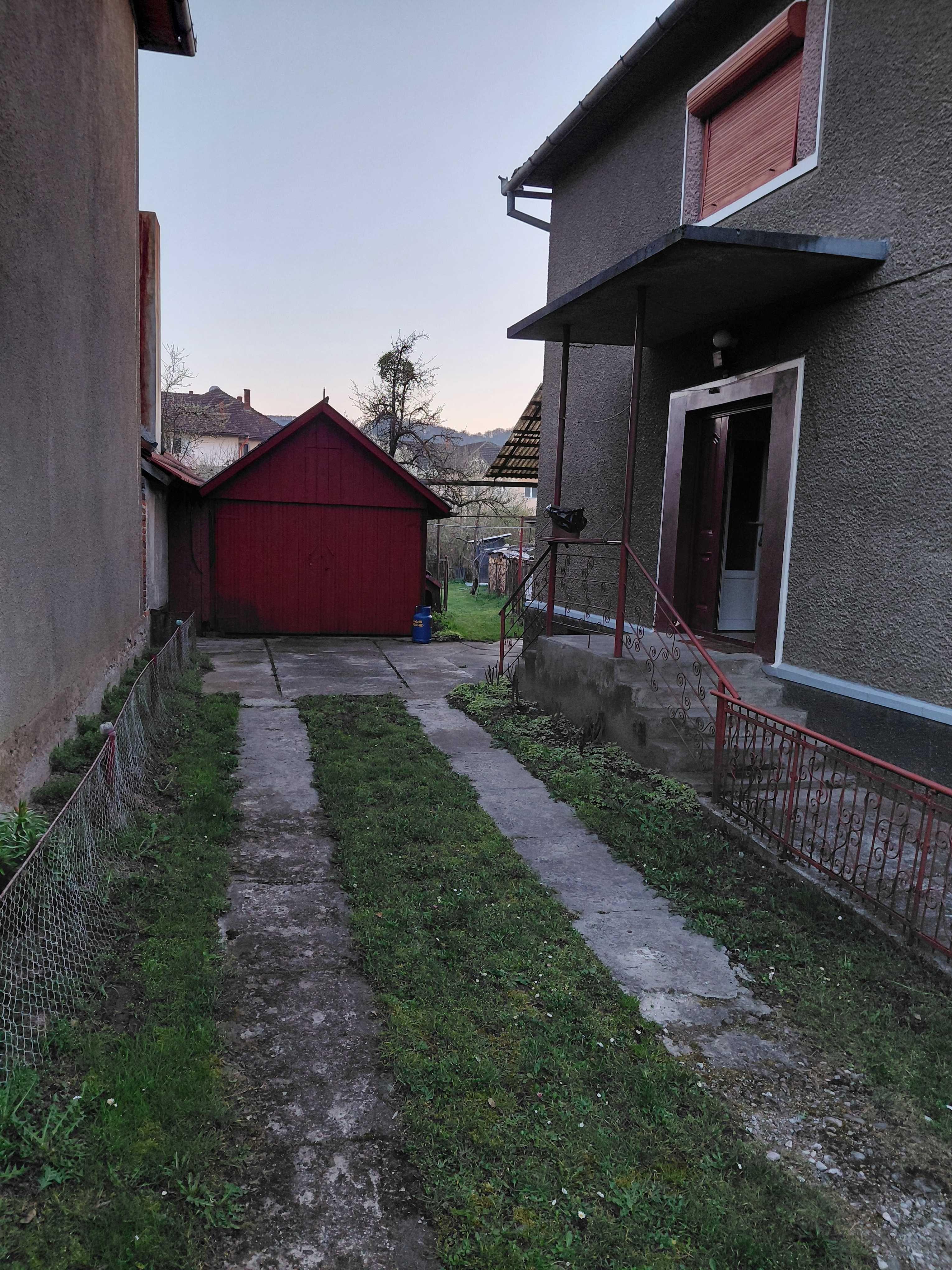 Vand casa de locuit in com .Bratca, zona centrală, lângă gară, 7 ari teren ,casa cu etaj cu toate utilitățile necesare,