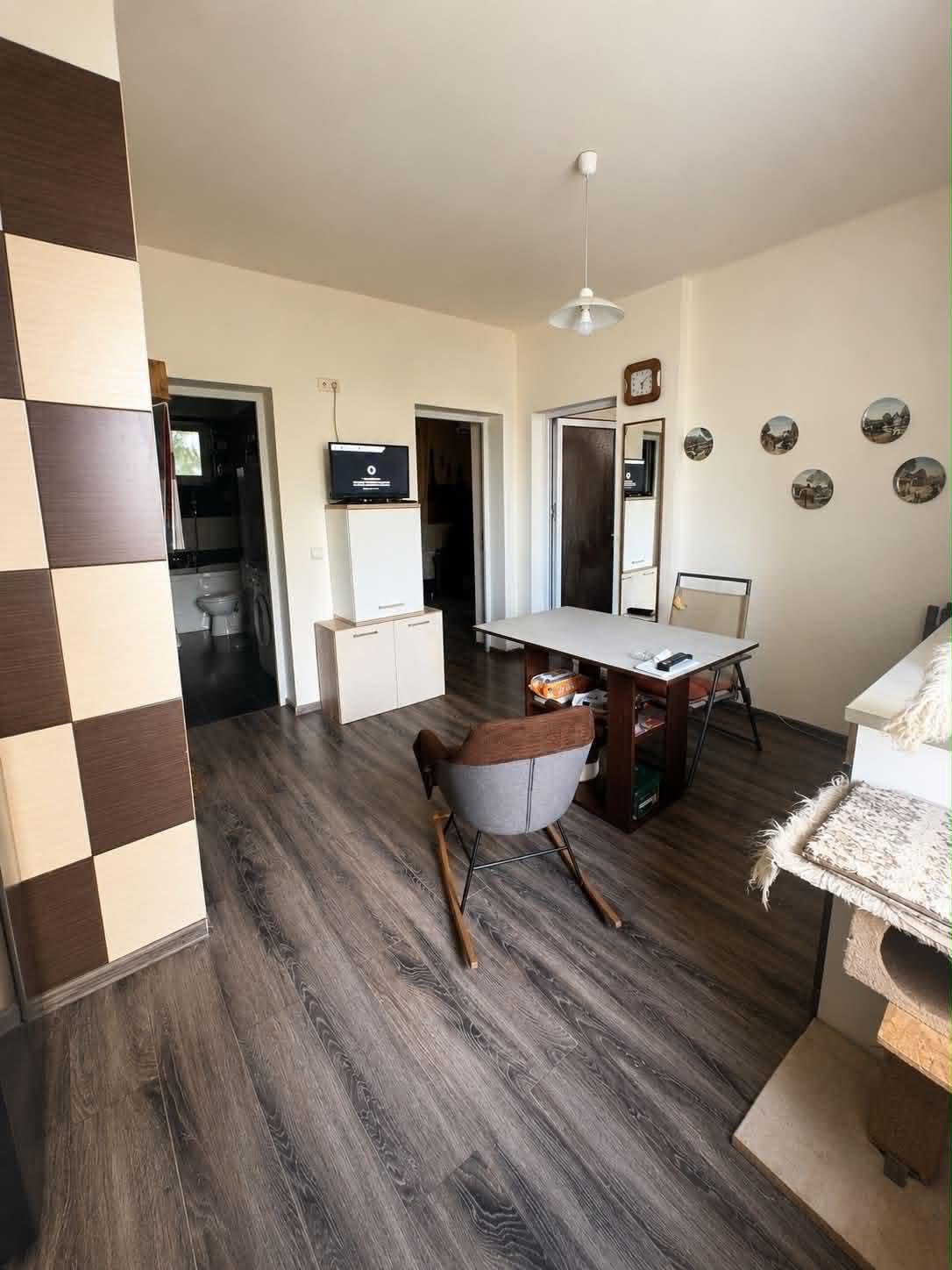 Proprietar vând apartament cu 2 camere ultracentral, cu grădină și parcare proprie. Comision 0%