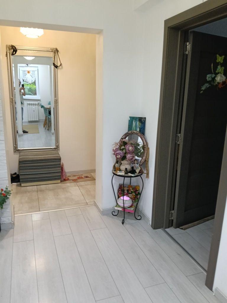 Vând apartament 3 camere, decomandat - imagine 1