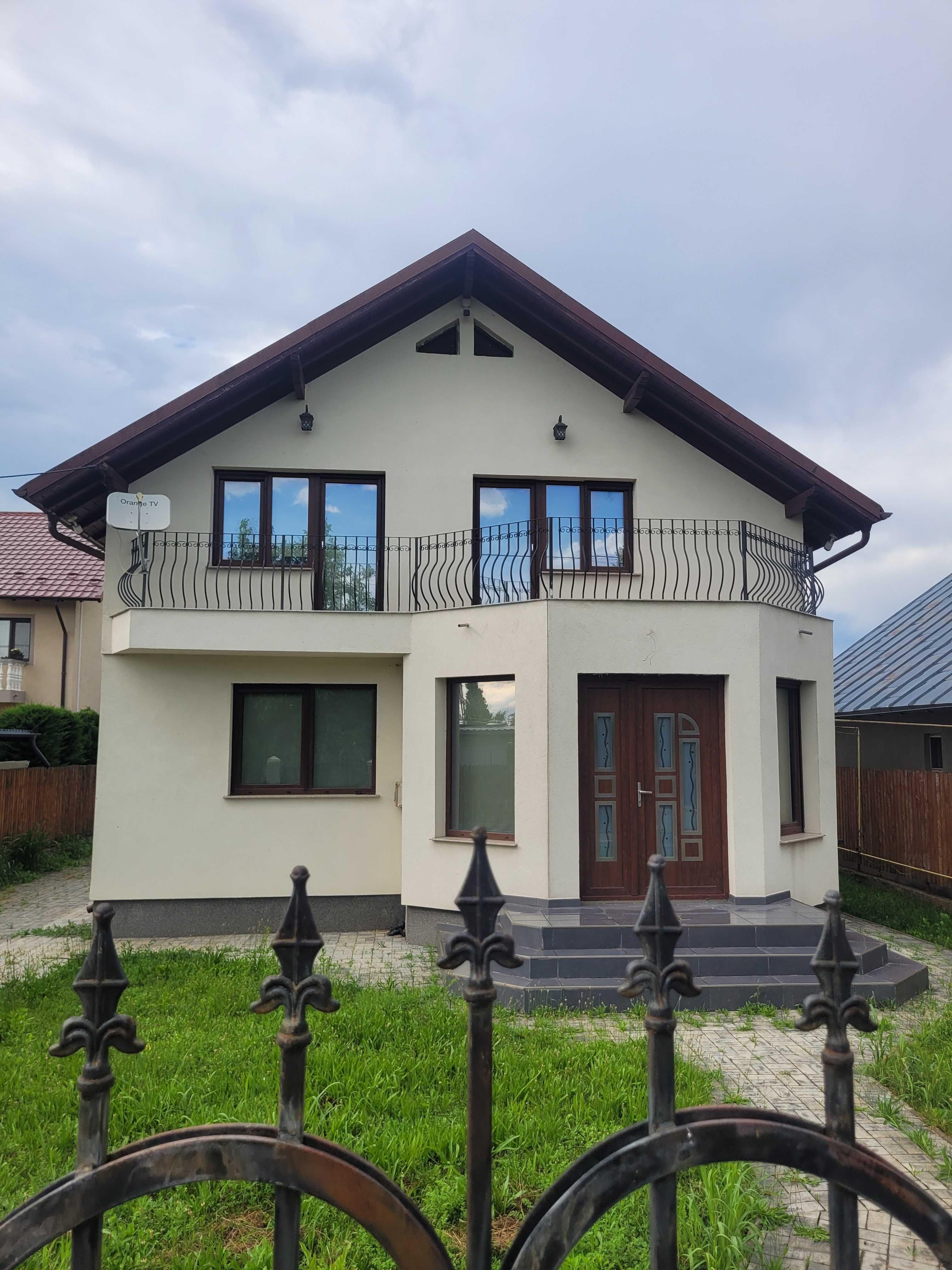 Casă de vânzare in  satul Buda com Aricestii  Rahtivani la 4 km de Ploiești casa este construită din cărămidă dublă 375 x 250 x 238 mm geamuri tripan