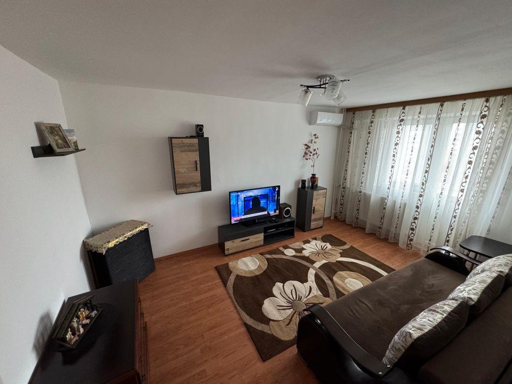 Închiriez apartament cu 2 camere
