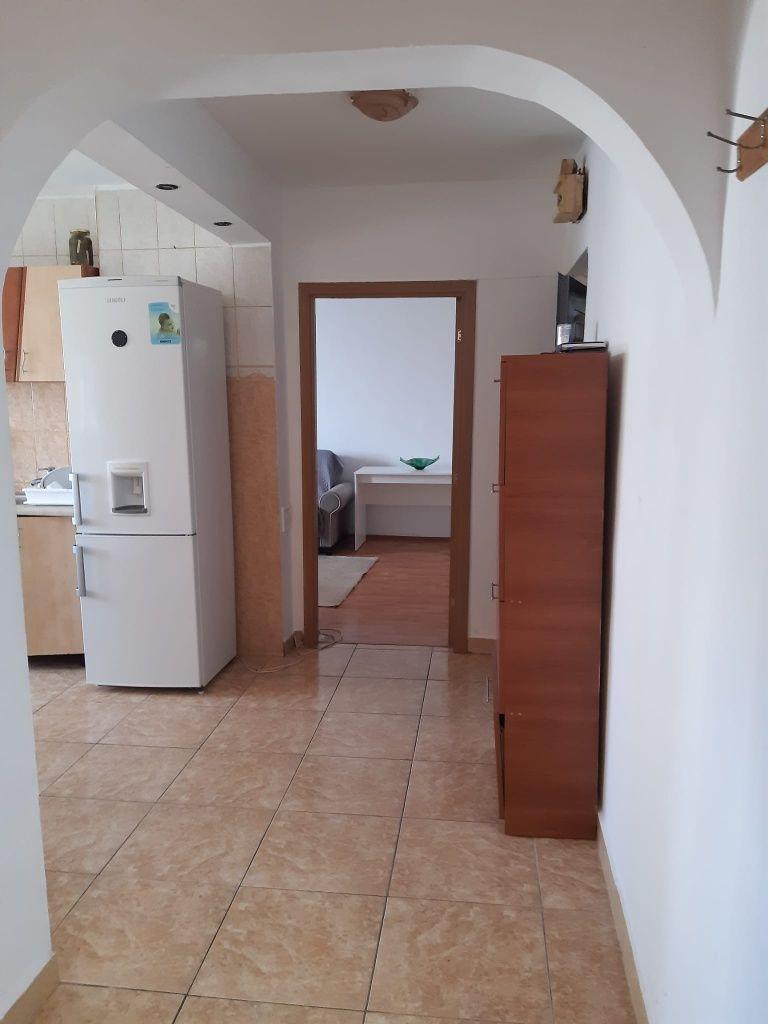 Închiriez apartament - imagine 1