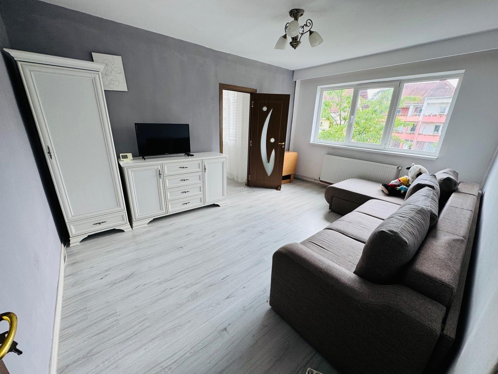 Proprietar închiriez apartament 2 camere, loc de parcare inclus