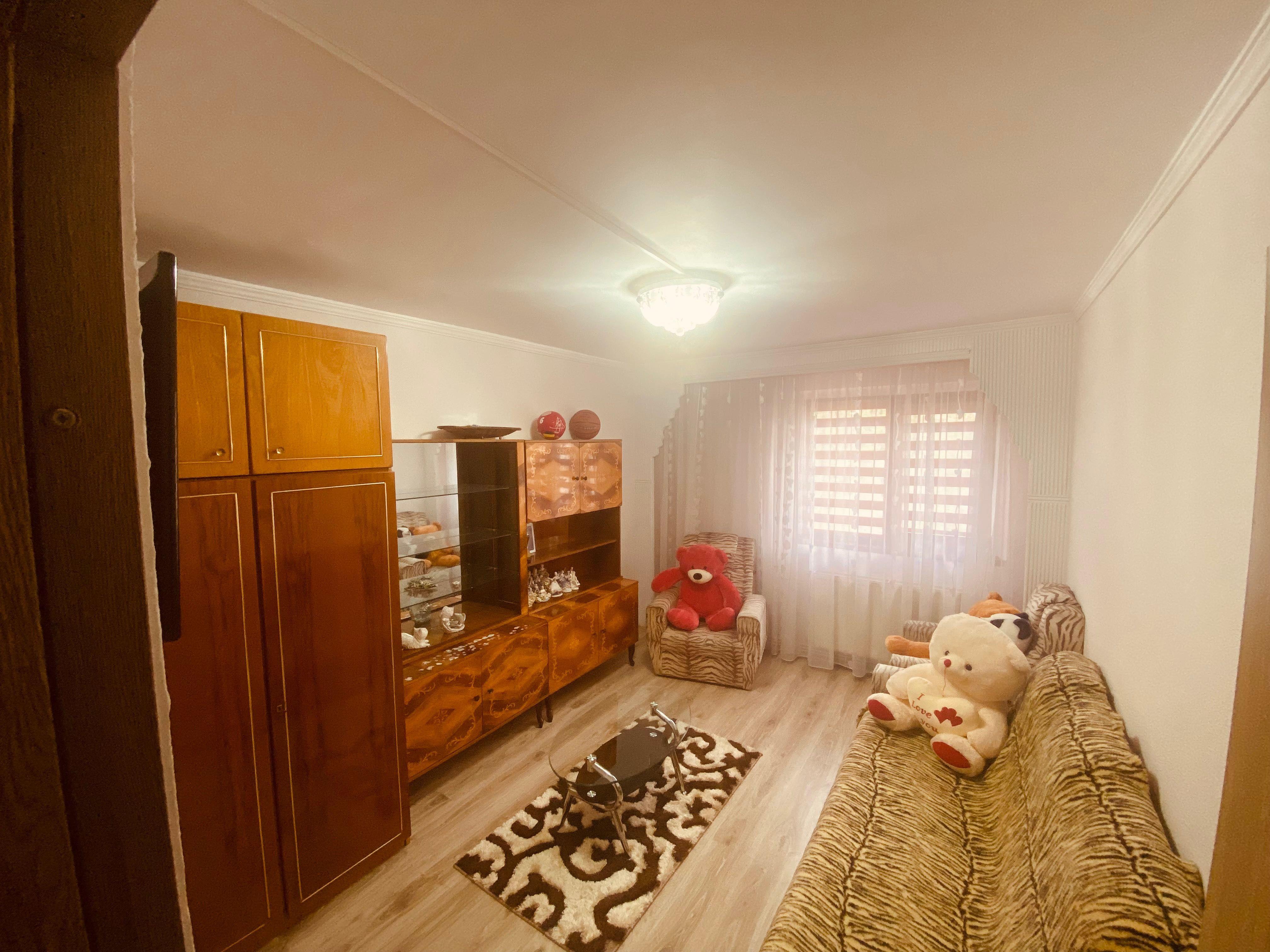 Închiriere apartament 3 cam transformat în 2 cam