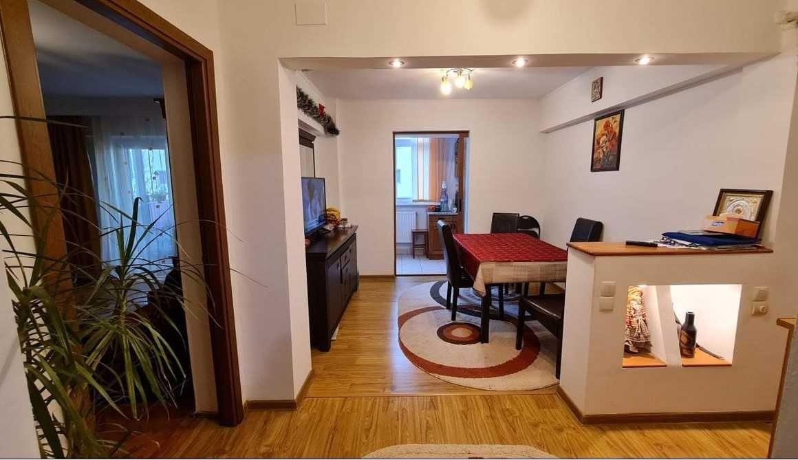 Apartament decomandat 3 camere + living de vanzare in zona Ostroveni