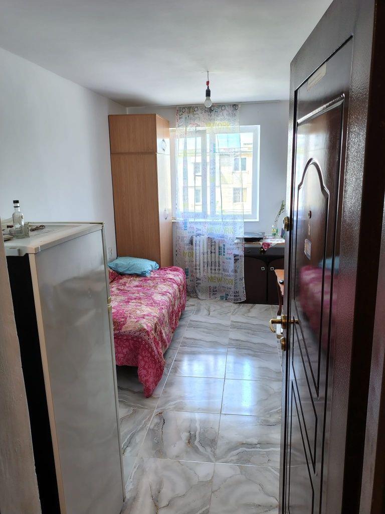 Vând camera 10 mp ² renovată zona Jumbo str Vlădiceni nr14