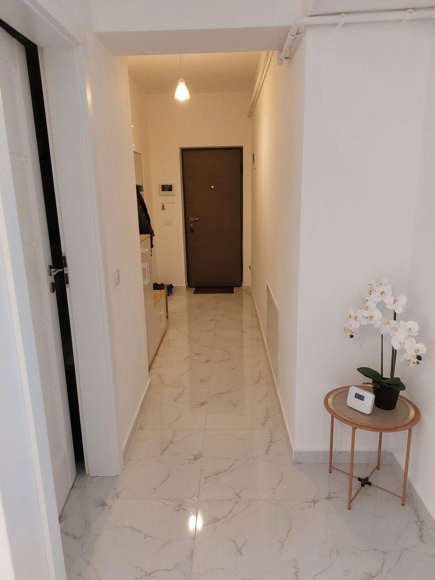 Persoana fizica,vând apartament.