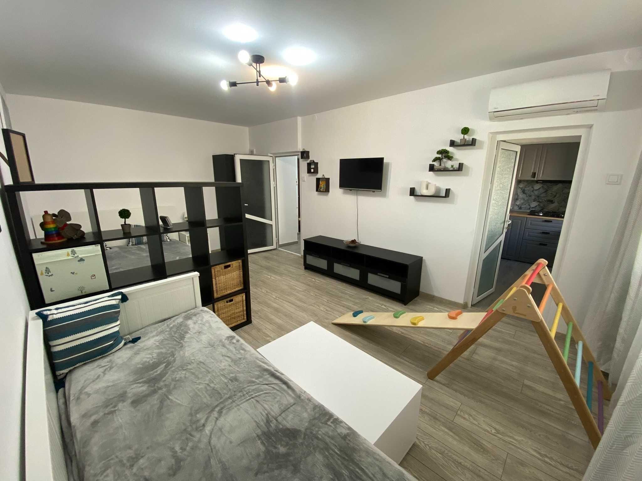 Apartament renovat, complet utilat + PARCARE, în inima cartierului Tătărași pentru oameni care vor confort, lumină și tramvai aproape. Foarte aproape.