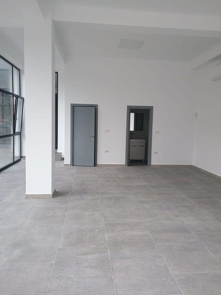 Persoana fizica închiriez spațiu comercial în B-dul Socola lângă dedeman