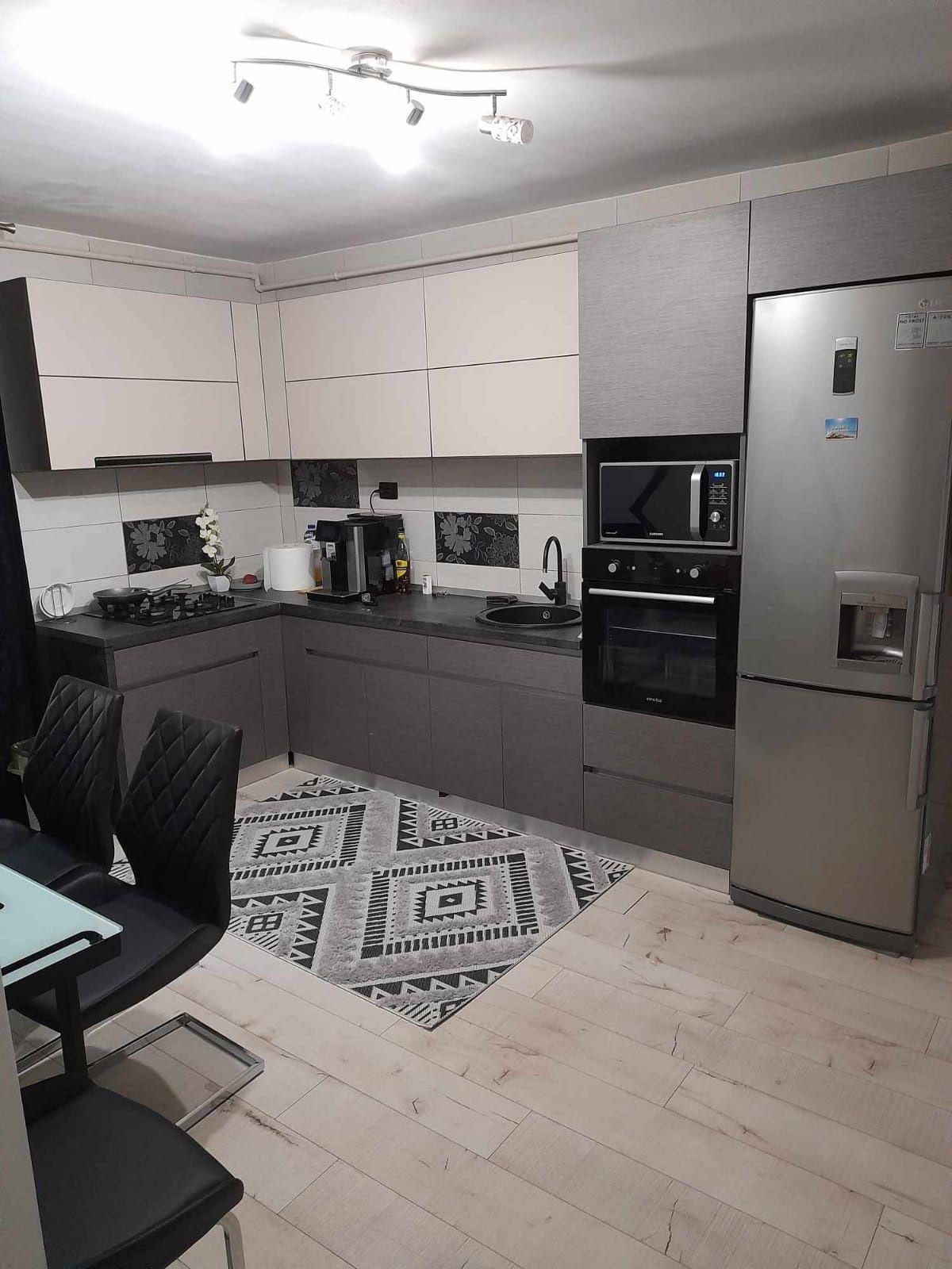Inchiriez apartament cu 3 camere