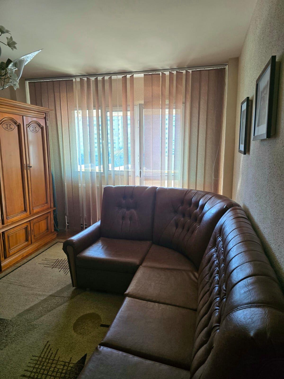 Închiriez apartament cu 2 camere, central.