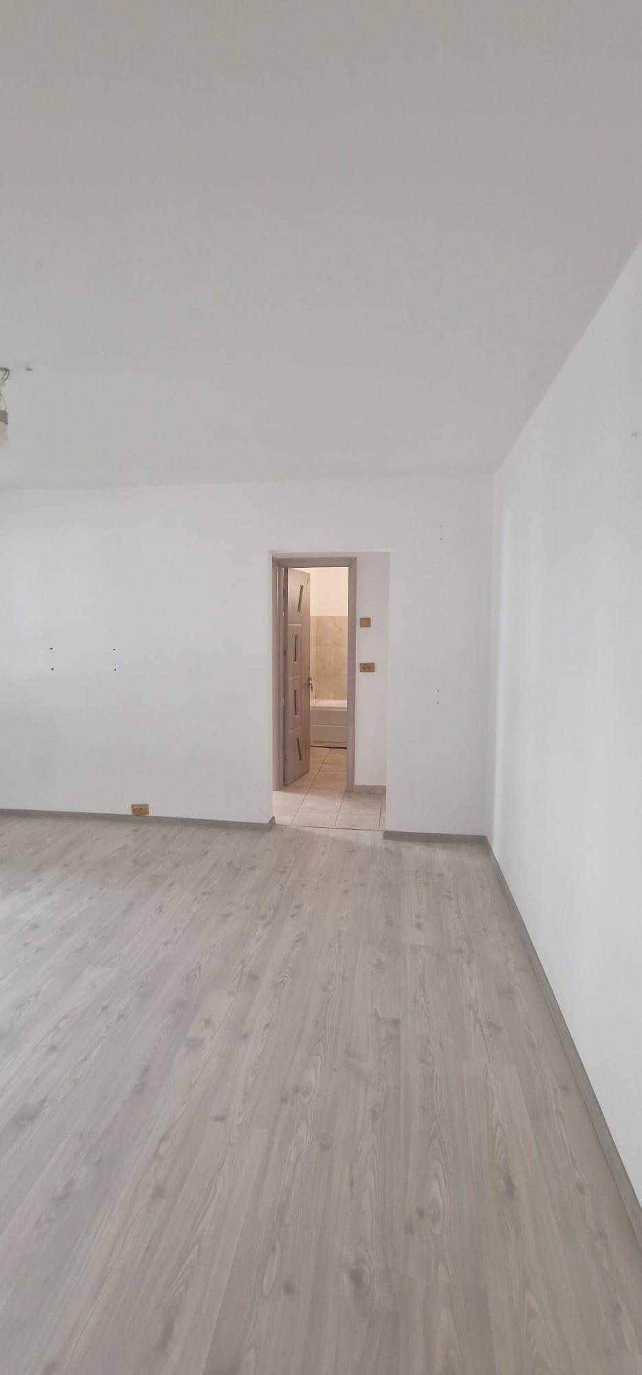 Închiriez apartament 2 camere semidecomandat nemobilat zona Mioritei