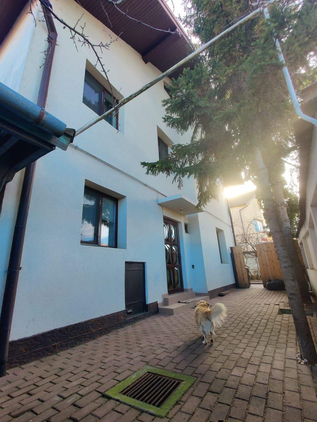 Inchiriez casa 3 camere, zona Sub Arini