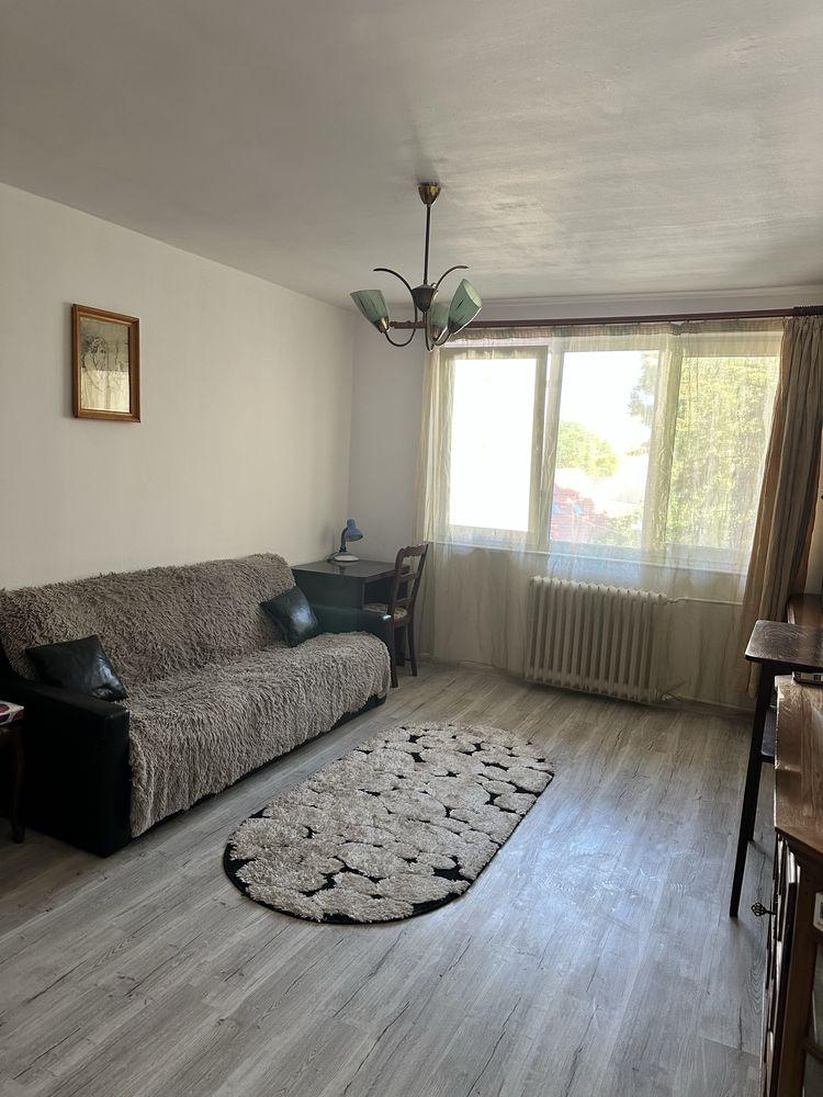 Închiriez apartament 2 camere în zona centrală.