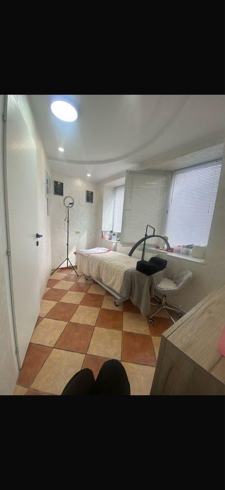 Se inchiriaza camera individuala, in salon de infrumusetare in zona Palatul de Justitie.