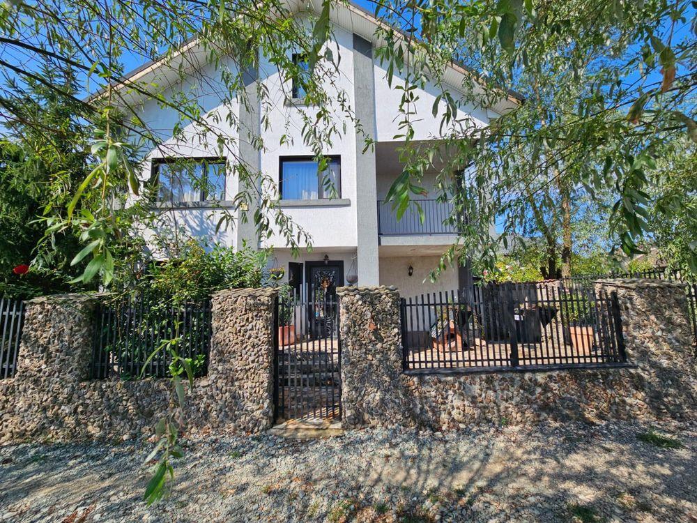 Vila de vanzare  cu piscina si multa verdeata