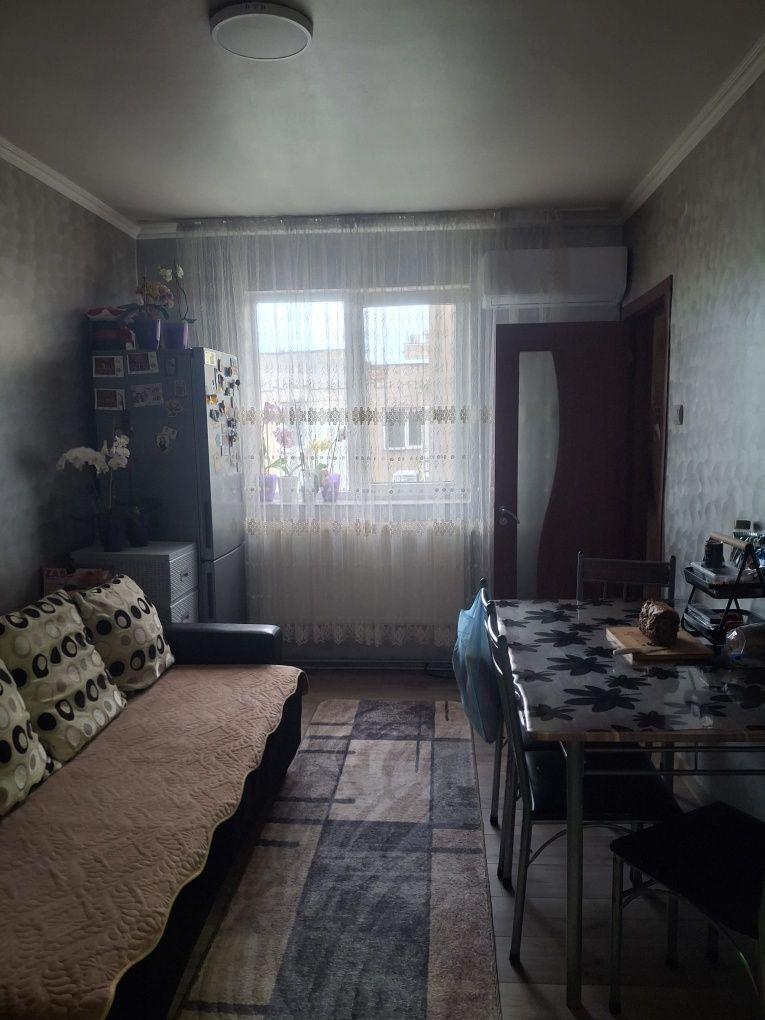Vand apartament!!