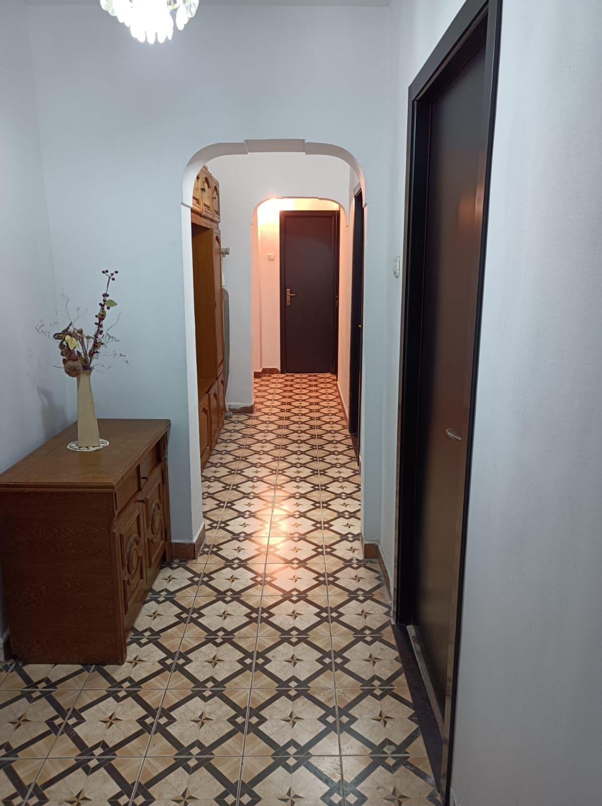 Inchiriez apartament 3 camere zona centrala
