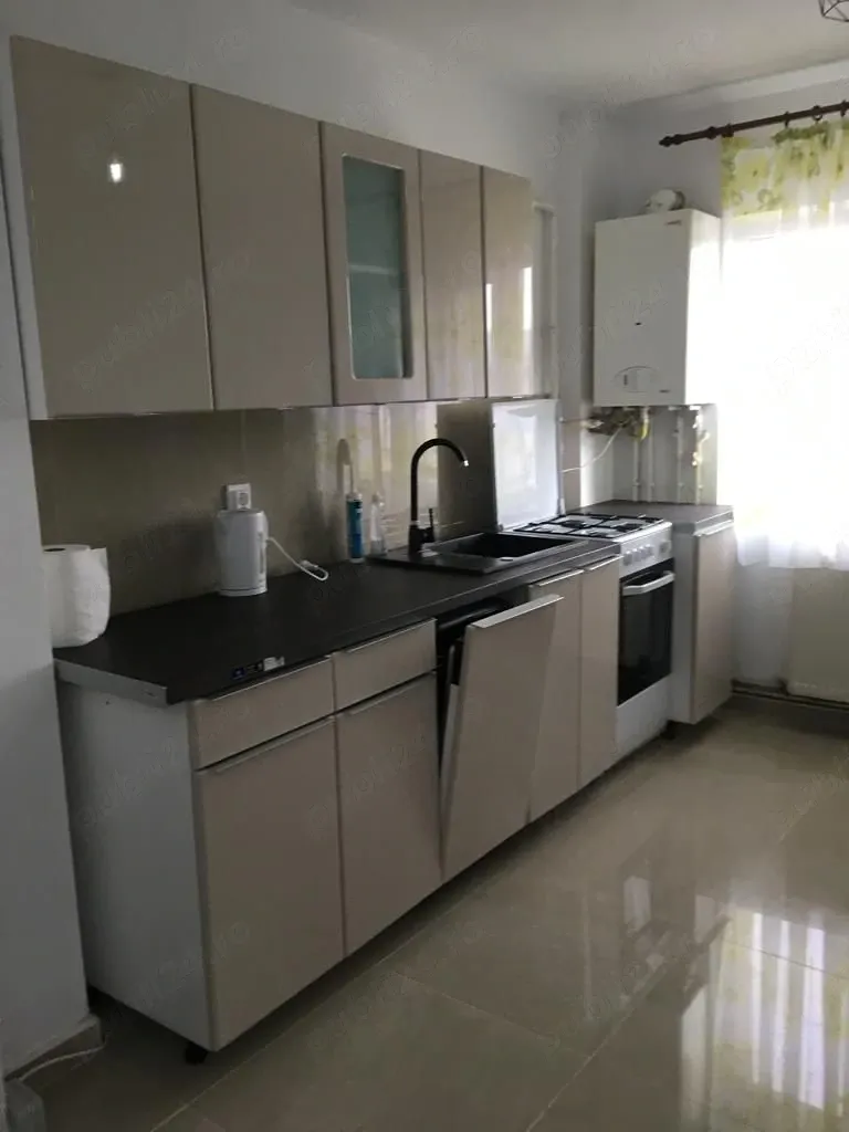 Proprietar, închiriez ap. 2 camere, decomandat, p-ța Mărăști, mobilat, utilat, disponibil din 01 Aug - imagine 1