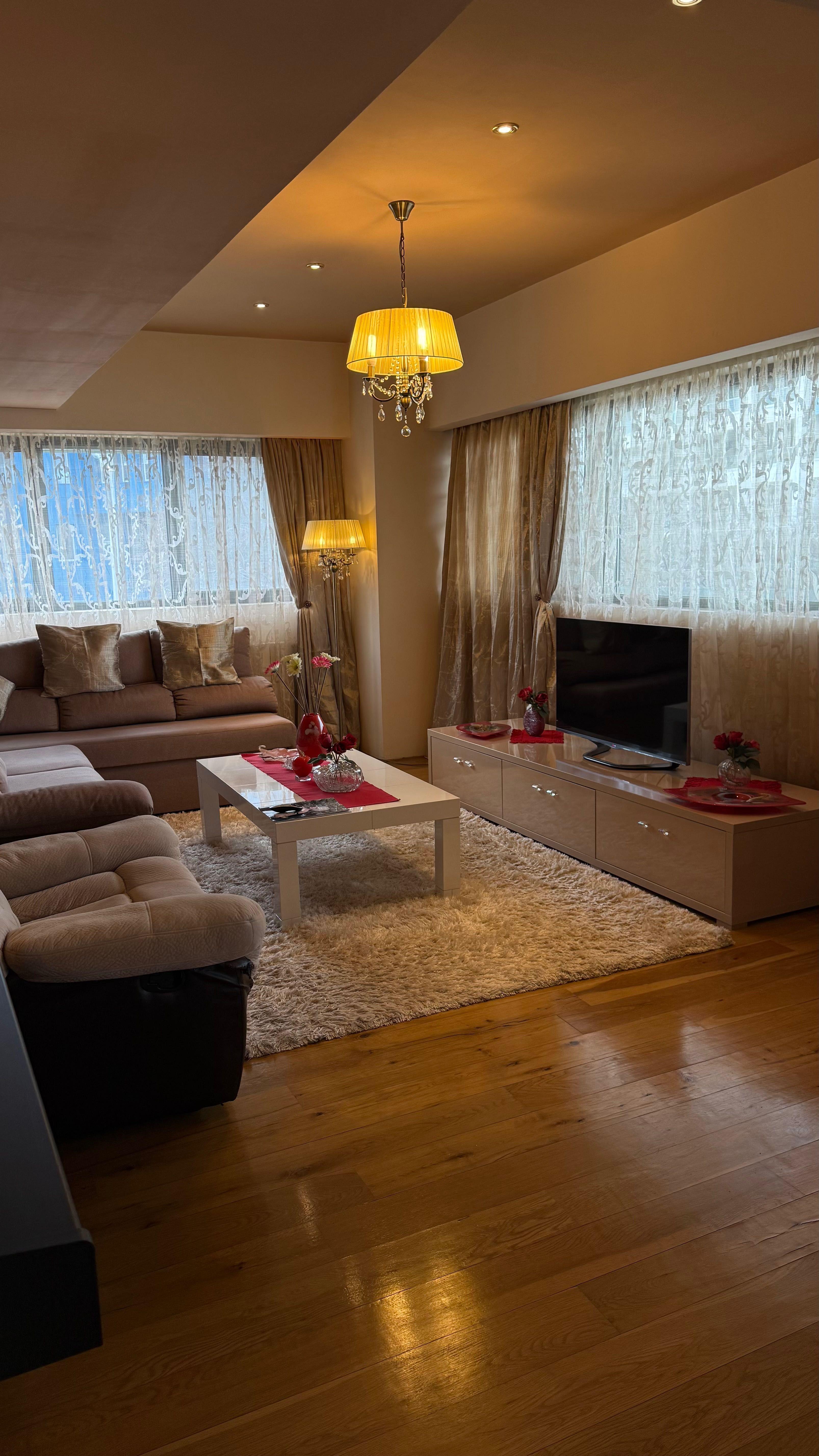 Închiriez Apartament de Lux • 3 Cam • pe malul mării • Terasă