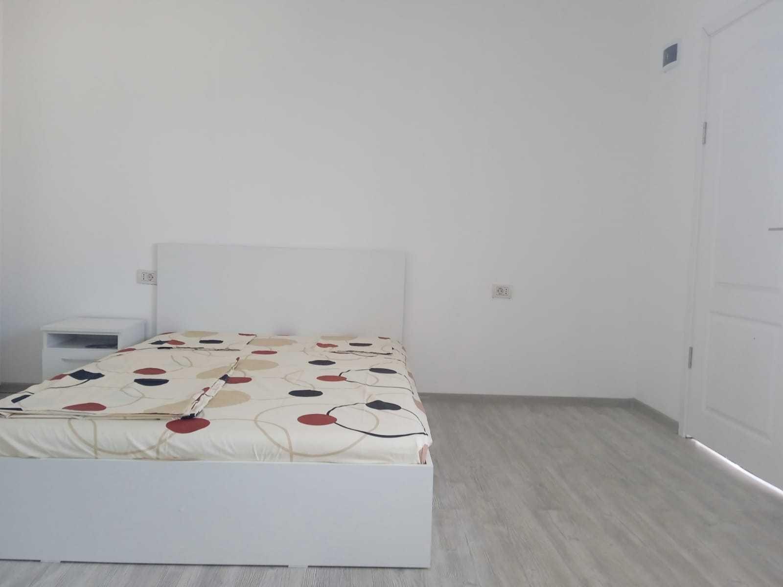 Camere la curte de inchiriat