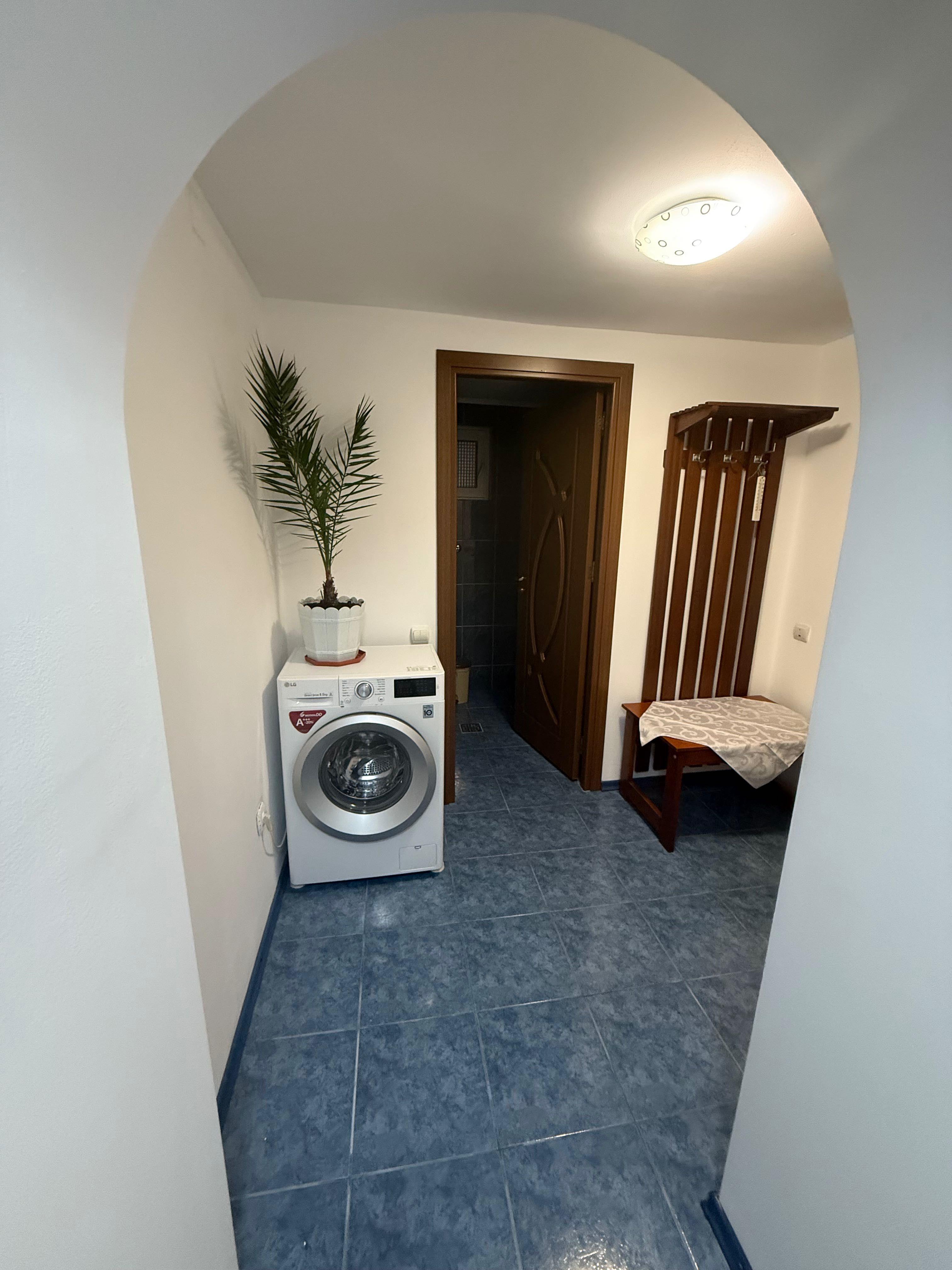 Inchiriez corp casa la curte, zona Delfinariu, Constanta