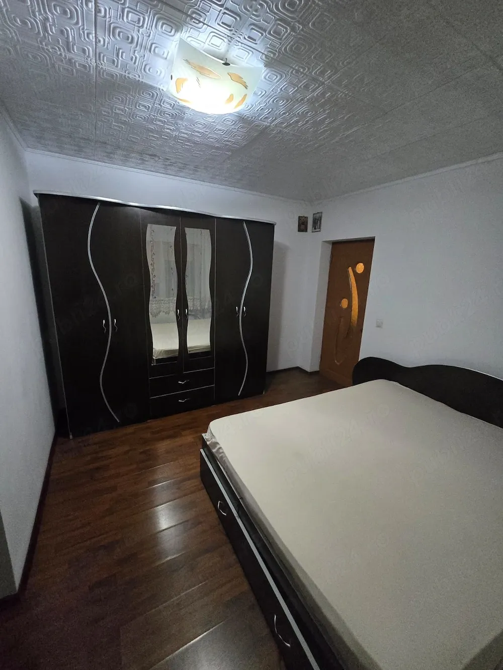 Închiriez camera cu baie proprie în vila la curte - imagine 1