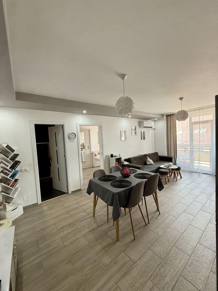 PROPRIETAR vând apartament cu 3 camere + parcare – Florești